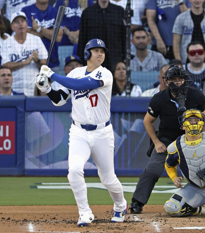 　ブルワーズ戦の２回、左飛に倒れたドジャース・大谷＝ロサンゼルス（共同）