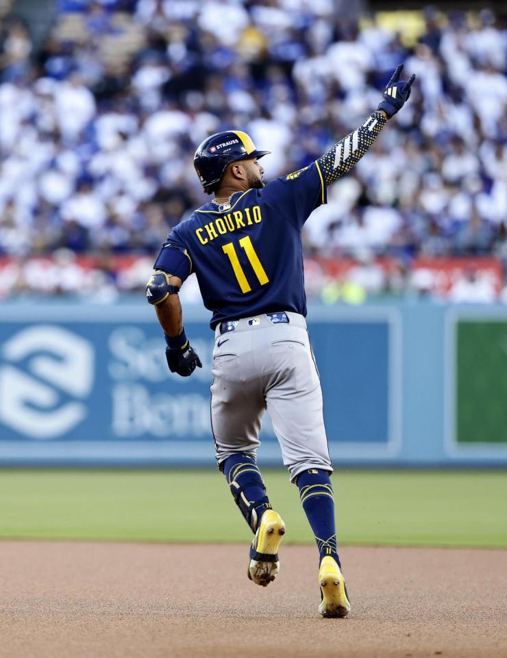 　ドジャース戦の１回、先頭打者本塁打を放ち塁を回るブルワーズのチョウリオ＝ロサンゼルス（共同）