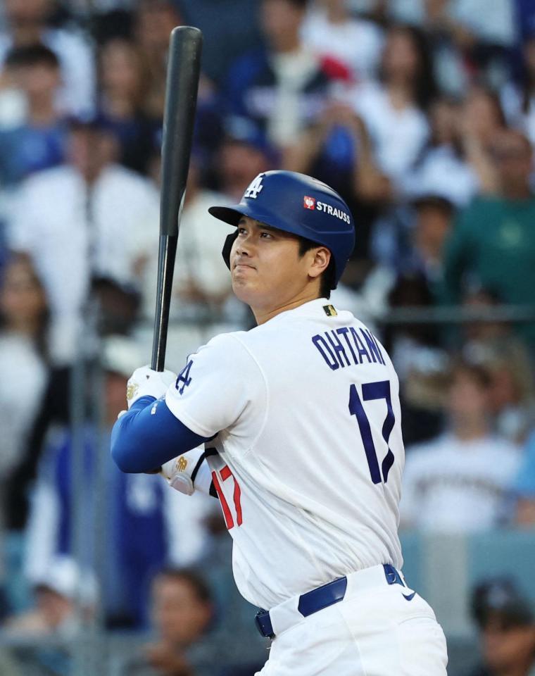 　ブルワーズ戦の２回、左飛に倒れるドジャース・大谷＝ロサンゼルス（ロイター＝共同）