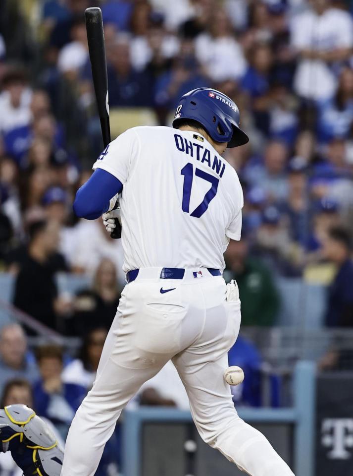 　ブルワーズ戦の４回、死球を受けるドジャース・大谷＝ロサンゼルス（共同）