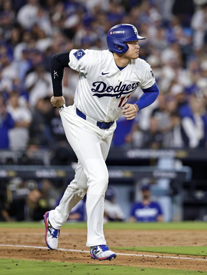 　ブルワーズ戦の６回、四球を選び一塁へ向かうドジャース・大谷＝ロサンゼルス（共同）