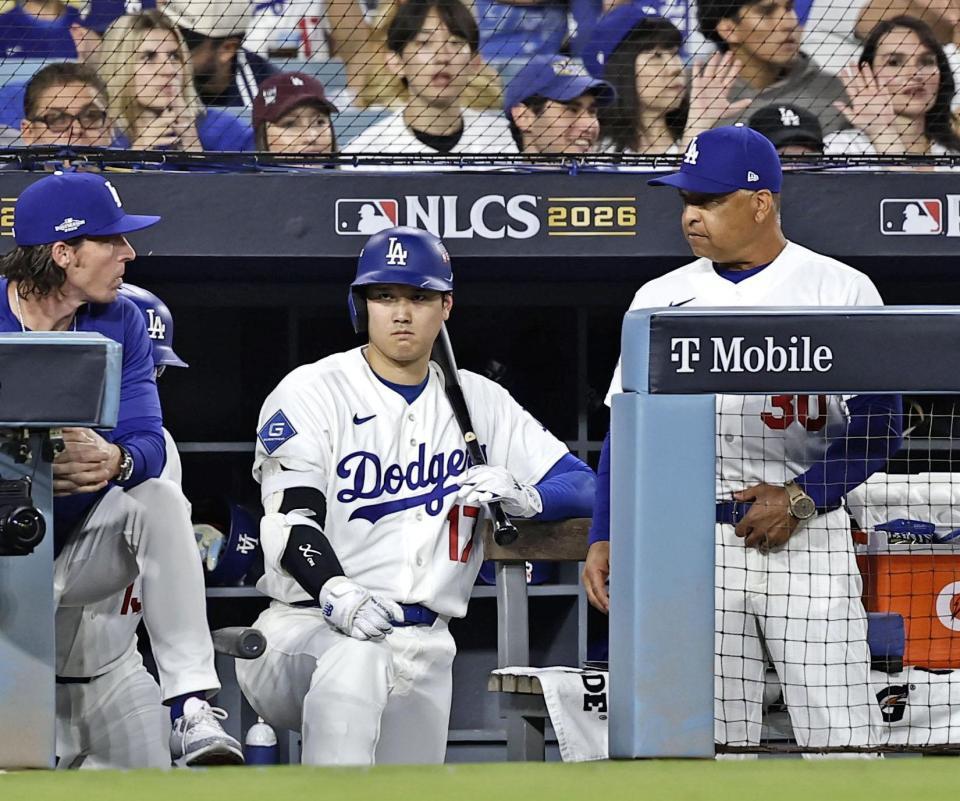 　ブルワーズ戦の６回、打席に備えるドジャース・大谷。右はロバーツ監督＝ロサンゼルス（共同）