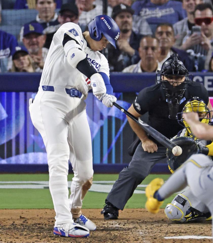 　ブルワーズ戦の８回、中前打を放つドジャース・大谷＝ロサンゼルス（共同）