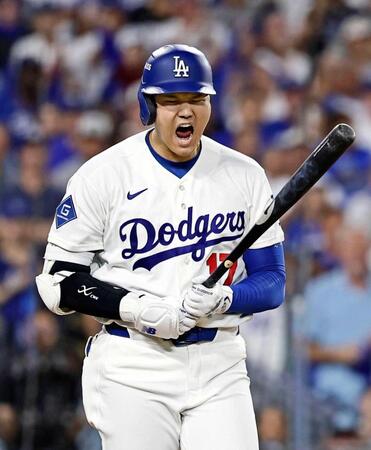 ６回、四球を選ぶドジャース・大谷（共同）
