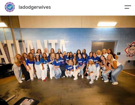 地区シリーズ突破後、集合写真を撮影した奥さまたち。ドジャーワイブスのインスタグラム（ｌａｄｏｄｇｅｒｗｉｖｅｓ）より