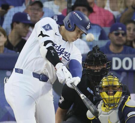　ブルワーズ戦の２回、今ポストシーズン初の本塁打となる３ランを放つ大谷＝ロサンゼルス（共同）