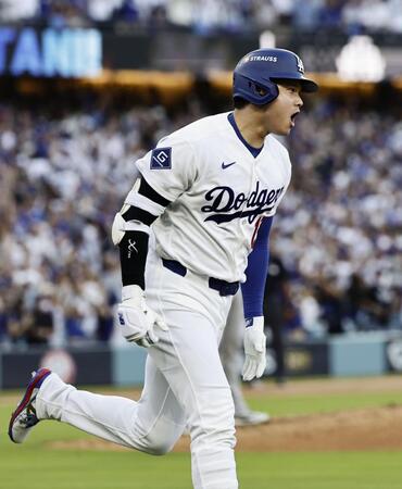 　ブルワーズ戦の２回、３ランを放ち一塁へ向かう大谷＝ロサンゼルス（共同）