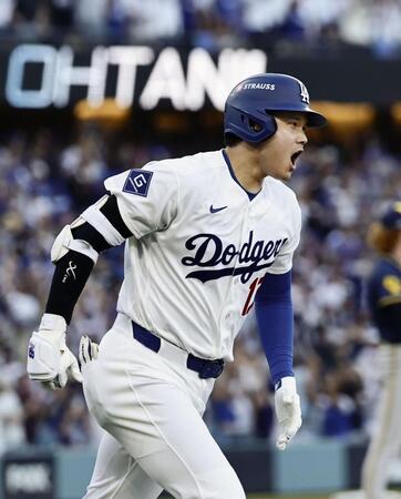 　ブルワーズ戦の２回、３ランを放ち一塁へ向かう大谷＝ロサンゼルス（共同）