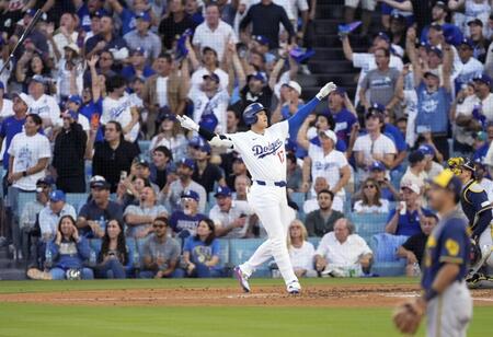 　ブルワーズ戦の２回、今ポストシーズン初の本塁打となる３ランを放ち、喜ぶ大谷＝ロサンゼルス（ＡＰ＝共同）