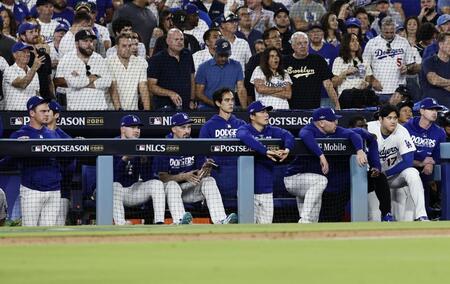 　ブルワーズ戦の８回、試合を見つめる大谷（右から２人目）、山本（同４人目）ら＝ロサンゼルス（共同）