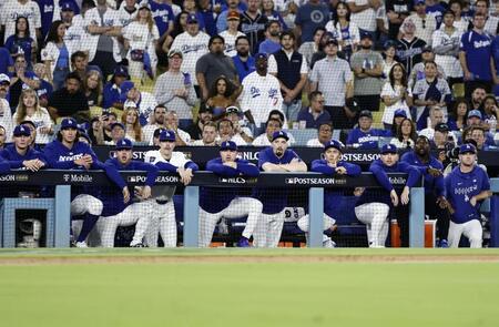 　ブルワーズ戦の９回、試合を見つめる山本（右から４人目）ら＝ロサンゼルス（共同）