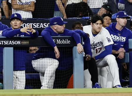 　ブルワーズ戦の８回、試合を見つめる大谷（右から２人目）、山本（左端）ら＝ロサンゼルス（共同）