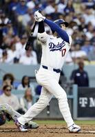 　ブルワーズ戦の２回、今ポストシーズン初の本塁打となる３ランを放つ大谷＝ロサンゼルス（共同）