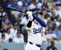 　ブルワーズ戦の２回、今ポストシーズン初の本塁打となる３ランを放つ大谷＝ロサンゼルス（共同）