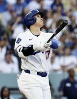 　ブルワーズ戦の２回、今ポストシーズン初の本塁打となる３ランを放つ大谷＝ロサンゼルス（共同）