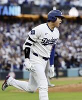 　ブルワーズ戦の２回、３ランを放ち一塁へ向かう大谷＝ロサンゼルス（共同）