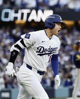 　ブルワーズ戦の２回、３ランを放ち一塁へ向かう大谷＝ロサンゼルス（共同）