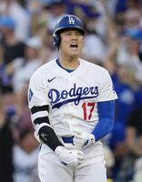 　ブルワーズ戦の２回、今ポストシーズン初の本塁打となる３ランを放ち、雄たけびを上げる大谷＝ロサンゼルス（ＡＰ＝共同）