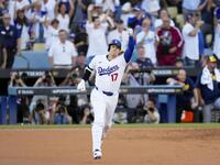 　ブルワーズ戦の２回、今ポストシーズン初の本塁打となる３ランを放ち、塁を回る大谷＝ロサンゼルス（ＡＰ＝共同）
