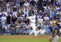 　ブルワーズ戦の２回、今ポストシーズン初の本塁打となる３ランを放ち、喜ぶ大谷＝ロサンゼルス（ＡＰ＝共同）