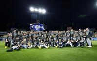 　ワールドシリーズ進出を決め、写真に納まるブルワーズの選手たち＝ロサンゼルス（共同）