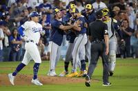 　ドジャースに４連勝してワールドシリーズ進出を決め、喜ぶブルワーズの選手たち。左手前は最後の打者となったＥ・ヘルナンデス＝ロサンゼルス（ＡＰ＝共同）