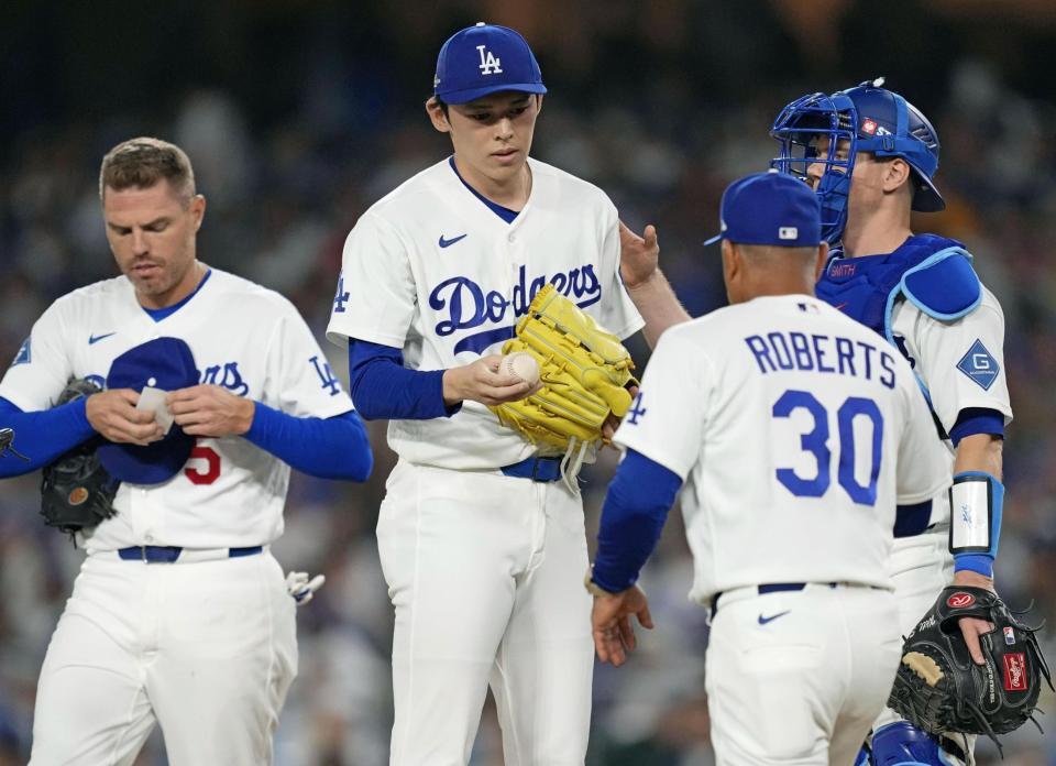 　８回、ロバーツ監督（30）に降板を告げられる佐々木朗（ＡＰ＝共同）