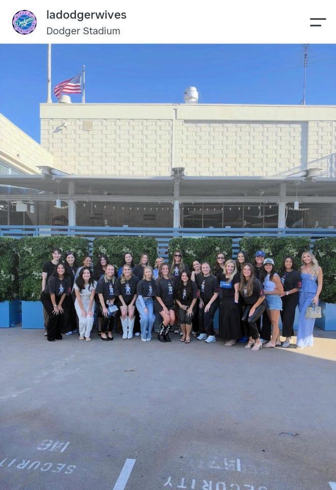 地区シリーズ第２戦に集結した奥さまたち。ドジャーワイブスのインスタグラム（ｌａｄｏｄｇｅｒｗｉｖｅｓ）より