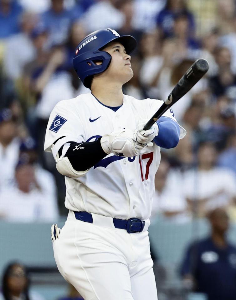 　ブルワーズ戦の２回、今ポストシーズン初の本塁打となる３ランを放つ大谷＝ロサンゼルス（共同）