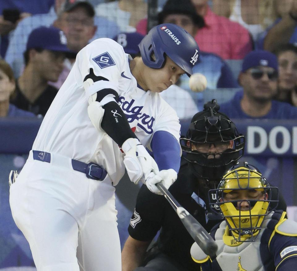 　ブルワーズ戦の２回、今ポストシーズン初の本塁打となる３ランを放つ大谷＝ロサンゼルス（共同）