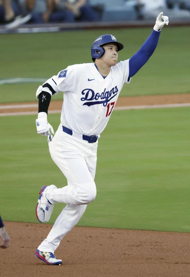 　ブルワーズ戦の２回、３ランを放ち塁を回る大谷＝ロサンゼルス（共同）