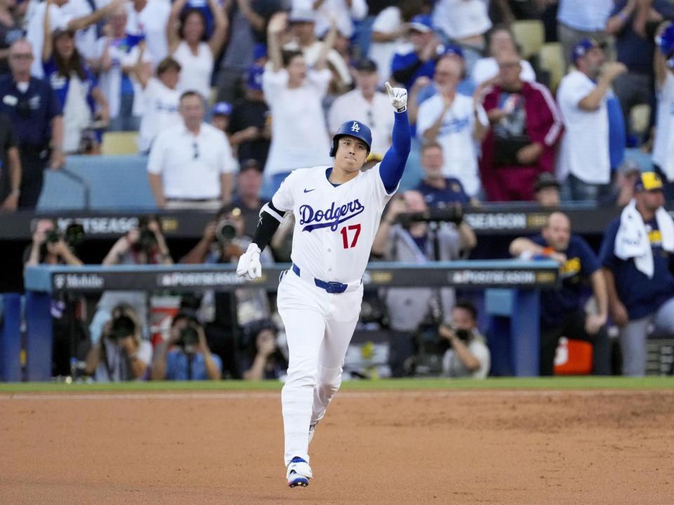 　ブルワーズ戦の２回、今ポストシーズン初の本塁打となる３ランを放ち、塁を回る大谷＝ロサンゼルス（ＡＰ＝共同）