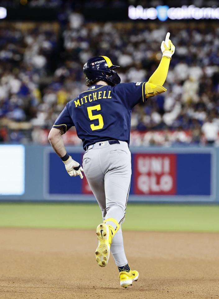 　ドジャース戦の６回、ソロ本塁打を放ち塁を回るミッチェル＝ロサンゼルス（共同）