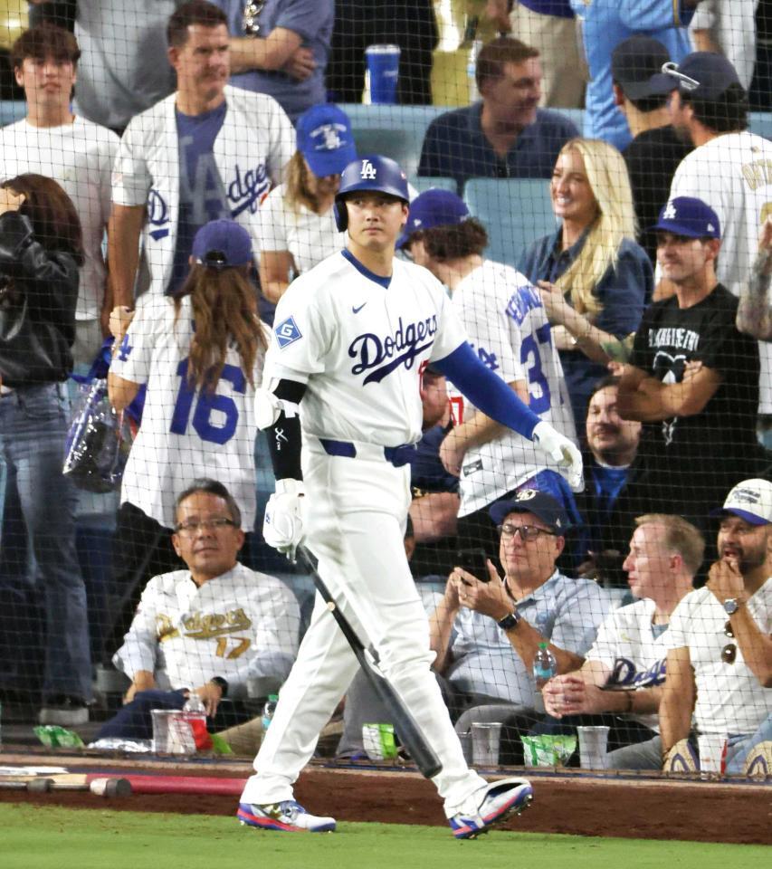 　リーグ優勝決定シリーズ第４戦で敗れ、引き揚げるドジャース・大谷（共同）