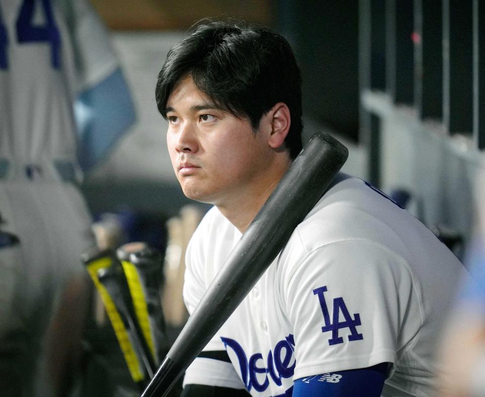 　９回、ベンチから試合を見る（ＡＰ＝共同）