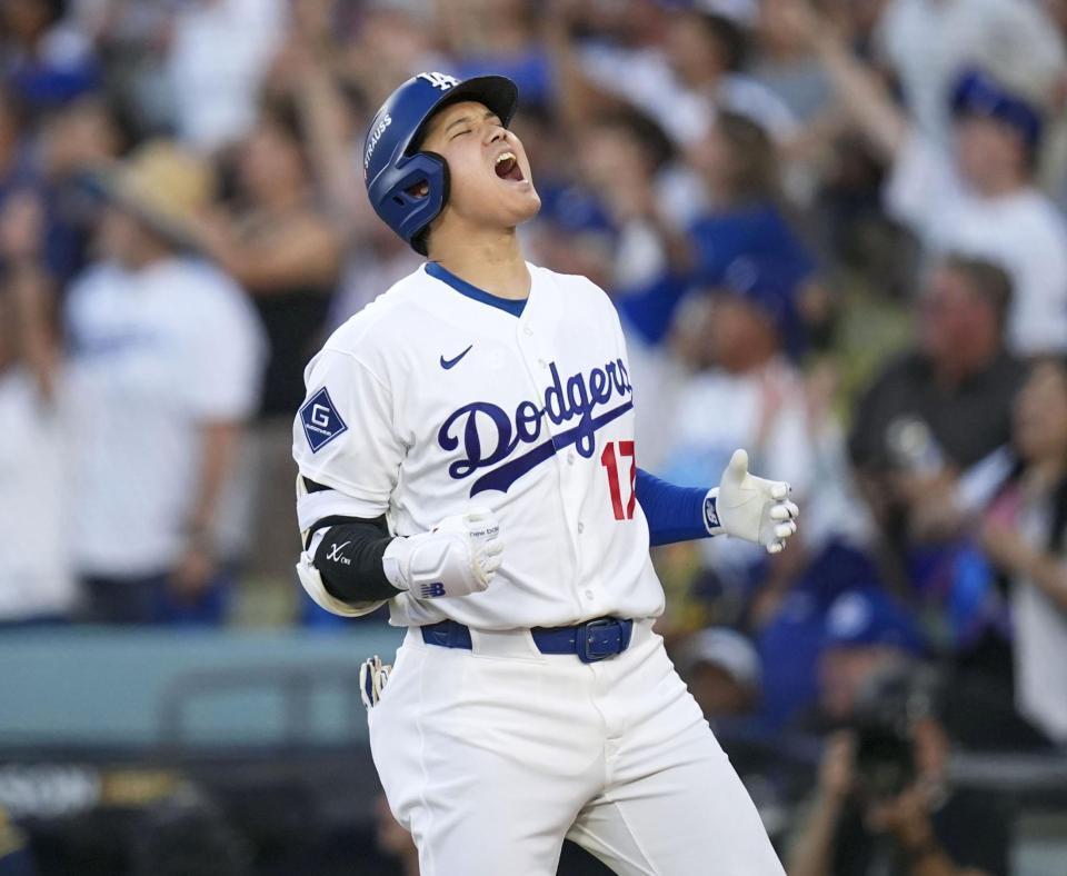 　ブルワーズ戦の２回、今ポストシーズン初の本塁打となる３ランを放ち、声を上げる大谷＝ロサンゼルス（ＡＰ＝共同）