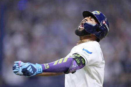 ７回、２ランを放ち喜ぶカミネロ（ＡＰ＝共同）