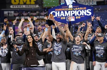 ワールドシリーズ進出を決め、喜ぶレイズの選手たち（ＡＰ＝共同）
