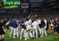 ワールドシリーズ進出を決め喜ぶレイズの選手たち（ロイター＝共同）