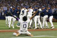 ワールドシリーズ進出を決め喜ぶレイズの選手たち。手前はカミネロ（ゲッティ＝共同）