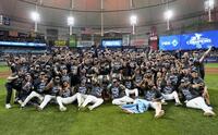 ワールドシリーズ進出を決め、写真に納まるレイズの選手たち（ＡＰ＝共同）
