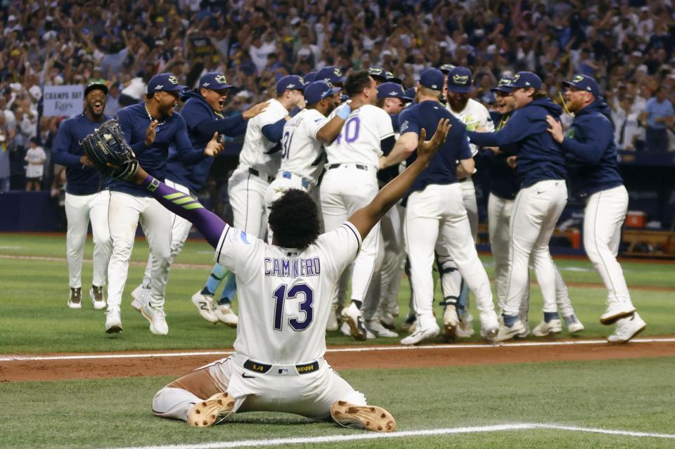 ワールドシリーズ進出を決め喜ぶレイズの選手たち。手前はカミネロ（ゲッティ＝共同）