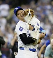 ドジャース・大谷翔平と愛犬デコピン（提供・共同通信社）