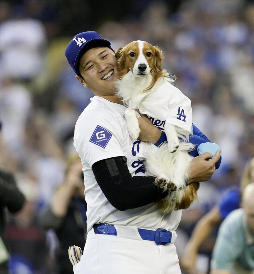 ドジャース・大谷翔平と愛犬デコピン（提供・共同通信社）