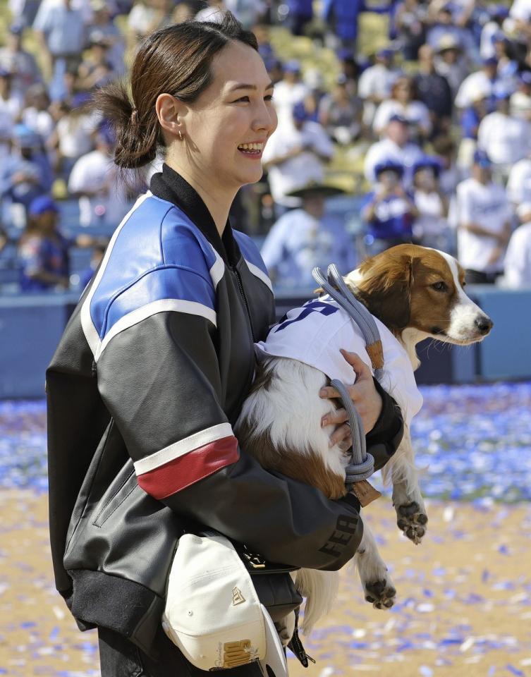 真美子夫人とデコピン（ドジャース優勝パレード）＝提供・共同通信社