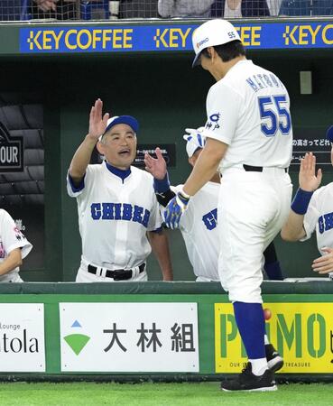 高校野球女子選抜戦で、松井秀喜さん（手前）をベンチに迎える「ＫＯＢＥ　ＣＨＩＢＥＮ」のイチローさん＝９月、東京ドーム