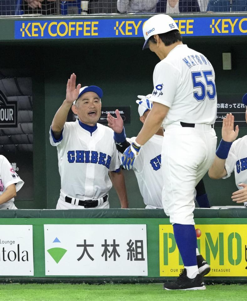 高校野球女子選抜戦で、松井秀喜さん（手前）をベンチに迎える「ＫＯＢＥ　ＣＨＩＢＥＮ」のイチローさん＝９月、東京ドーム