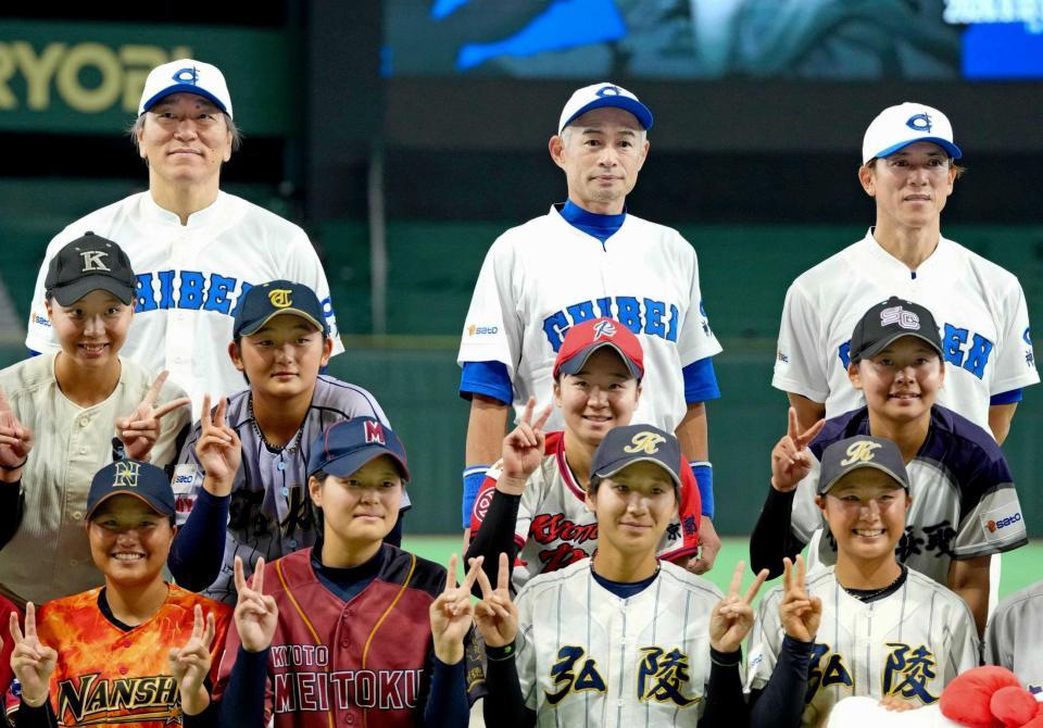 　高校野球女子選抜と記念写真に納まる「ＫＯＢＥ　ＣＨＩＢＥＮ」の（後列左から）松井秀喜氏、イチロー氏＝９月