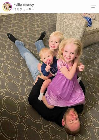３人の子どもたちの下敷きに！？マンシーの妻・ケリーさんのインスタグラム（ｋｅｌｌｉｅ＿ｍｕｎｃｙ）より
