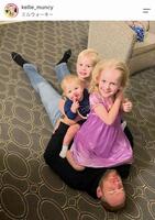 ３人の子どもたちの下敷きに！？マンシーの妻・ケリーさんのインスタグラム（ｋｅｌｌｉｅ＿ｍｕｎｃｙ）より